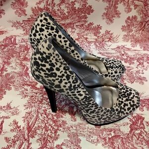 Leopard Print Stiletto Pumps in Black and White